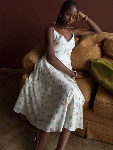 Бежевое платье комбинация с цветочным принтом