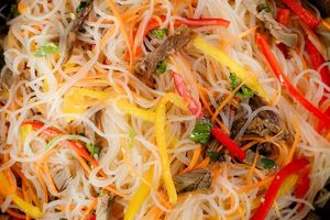 САЛАТ ФУНЧОЗА С МЯСОМ 200ГР