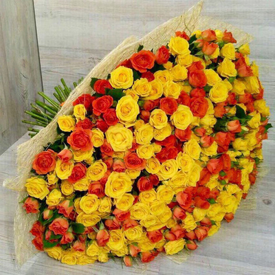 Букет из 101 кустовой розы