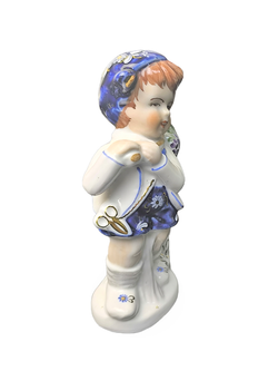 Фарфоровая статуэтка "Мальчик с виноградом" Германия