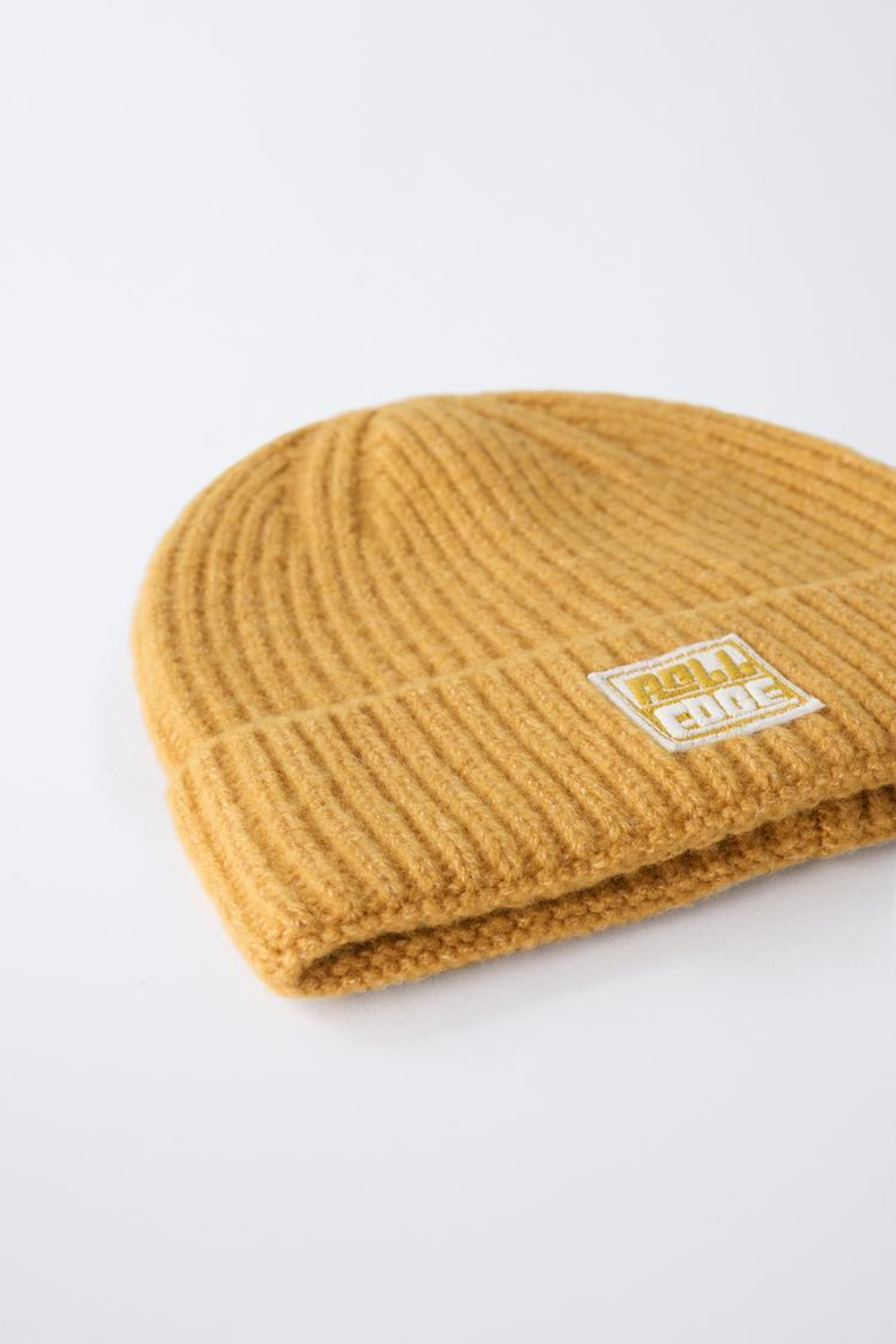 ZARA ТРИКОТАЖНАЯ ШАПКА С НАШИВКОЙ, ЖЕЛТЫЙ