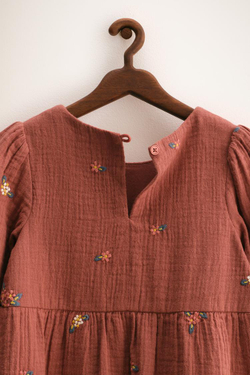 ZARA TIMELESS — ПЛАТЬЕ С ВЫШИВКОЙ В ВИДЕ ЦВЕТОВ, ТЕРРАКОТОВЫЙ