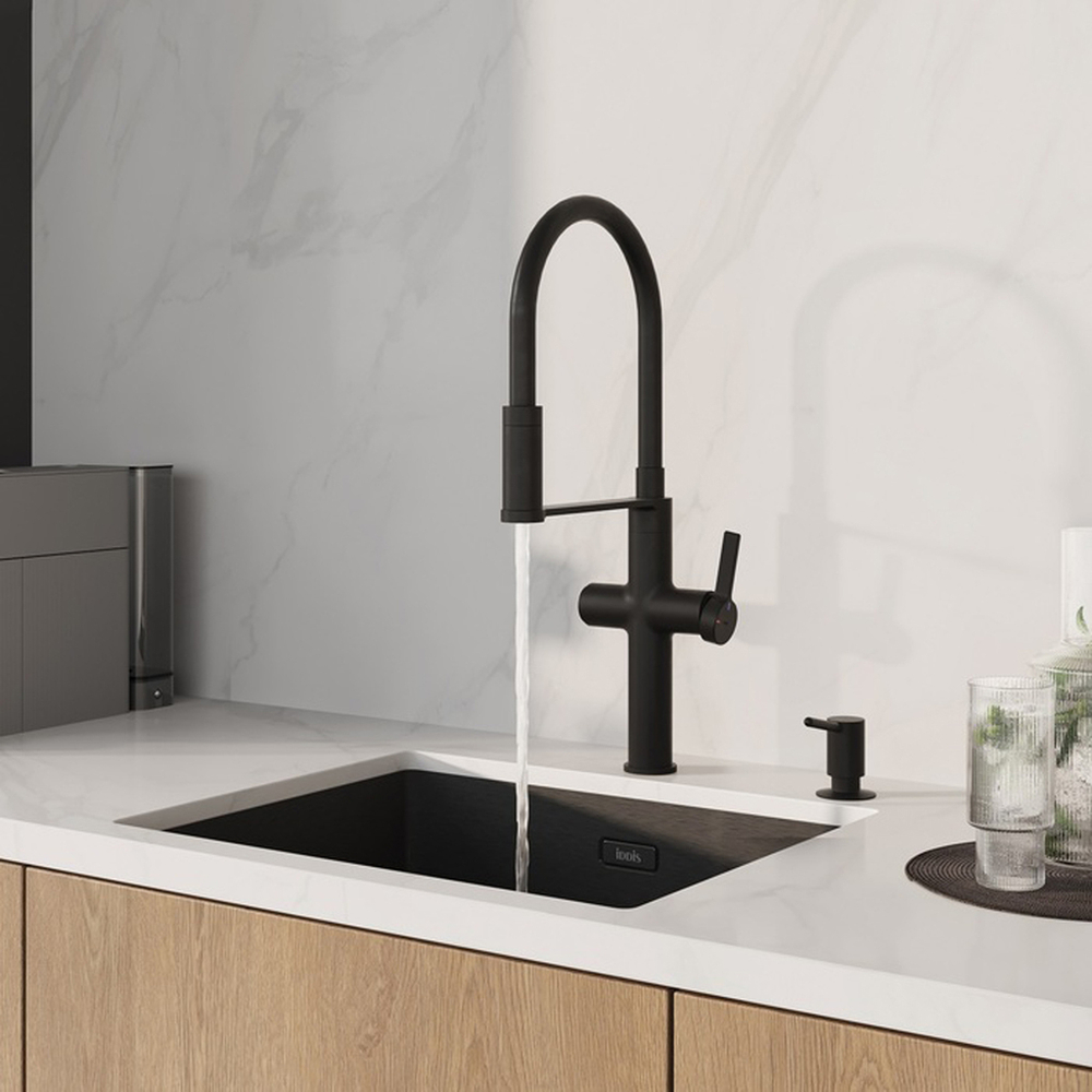 Смеситель для кухни 30к IDDIS IKNBLFFi05 "Ikon" с вых для пит. фильтра выс.гибкий излив ЧЕРНЫЙ мат.