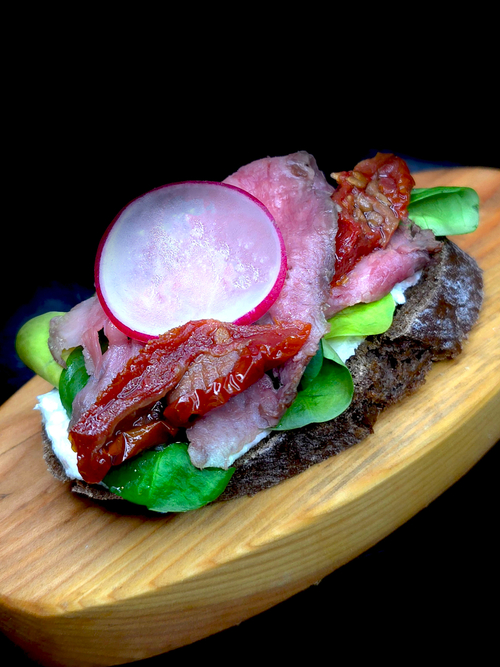 Брускетт с ростбифом и вяленными томатами