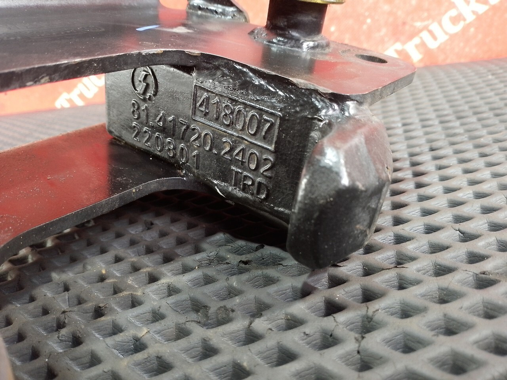 Кронштейн торсиона кабины левый 2024г.