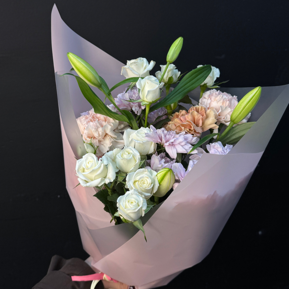 Букет из хризантем, диантусов и лилии