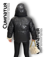 Зимняя куртка в черном цвете с декоративными деталями из эко меха