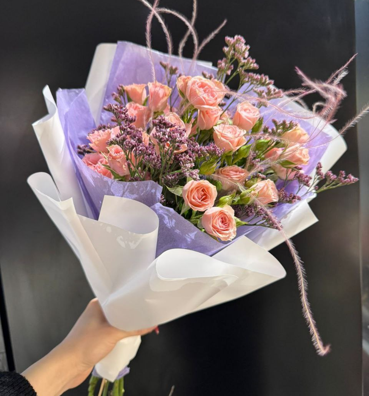 Букет из кустовых роз, лимониума и стифы