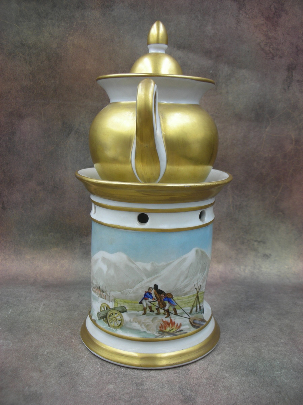 Фарфор. Чайник заварной с батальной сценой. Солдат. Наполеон. Германия