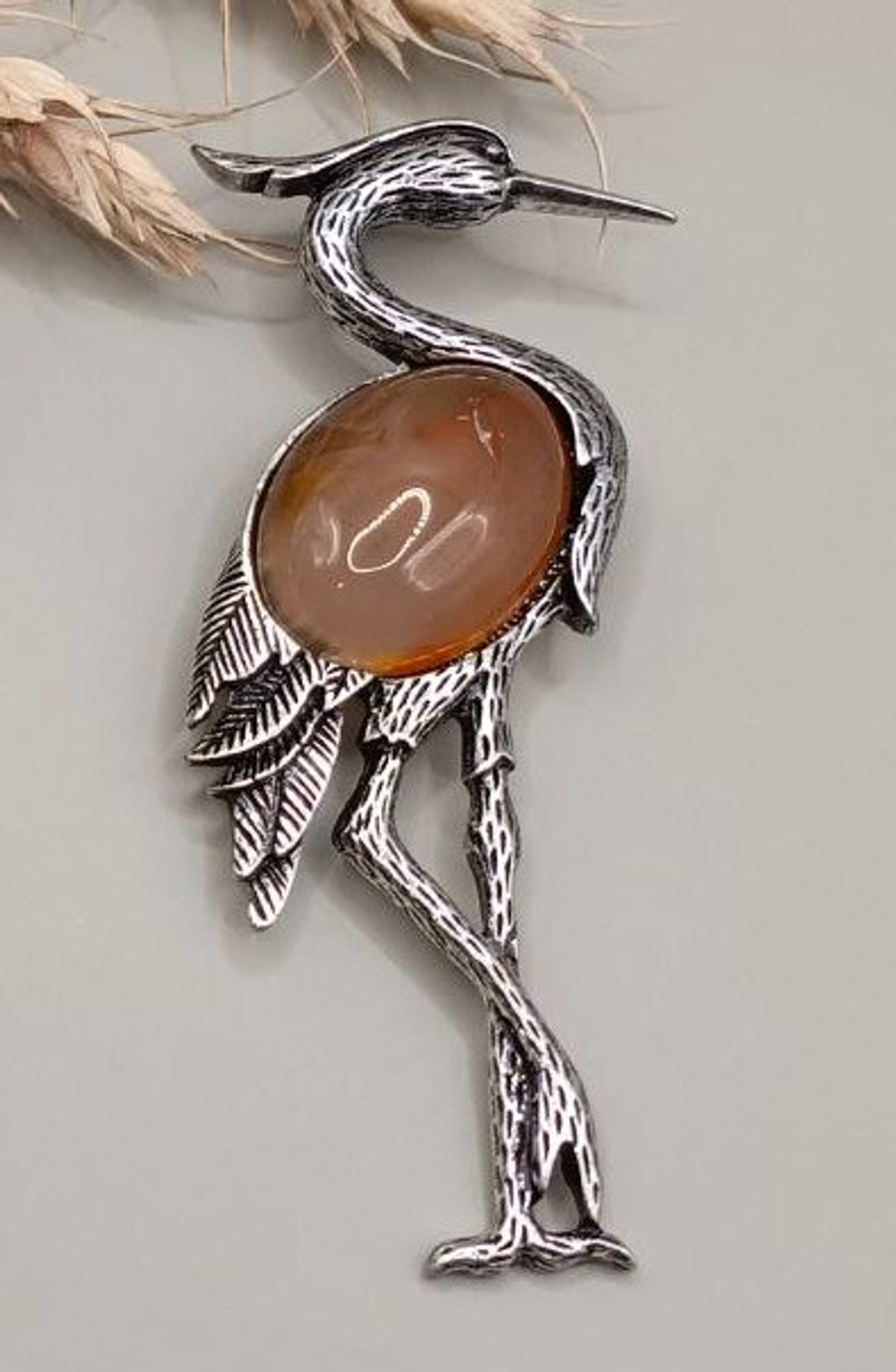 Брошь" Цапля" из цинкового сплава с натуральным камнем из лазурита.