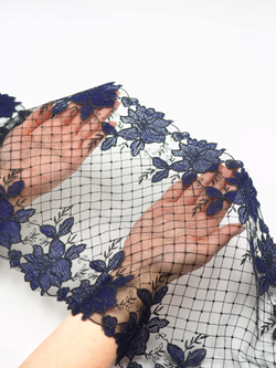 Вышивка на сетке черная с темно-синим неэластичная ширина 25 см ОТРЕЗЫ