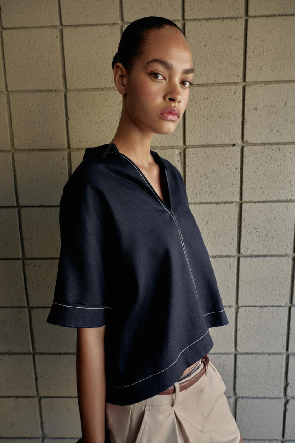 ZARA РУБАШКА ИЗ СМЕСОВОГО ЛЬНА С КОНТРАСТНЫМИ ШВАМИ, МОРСКОЙ СИНИЙ