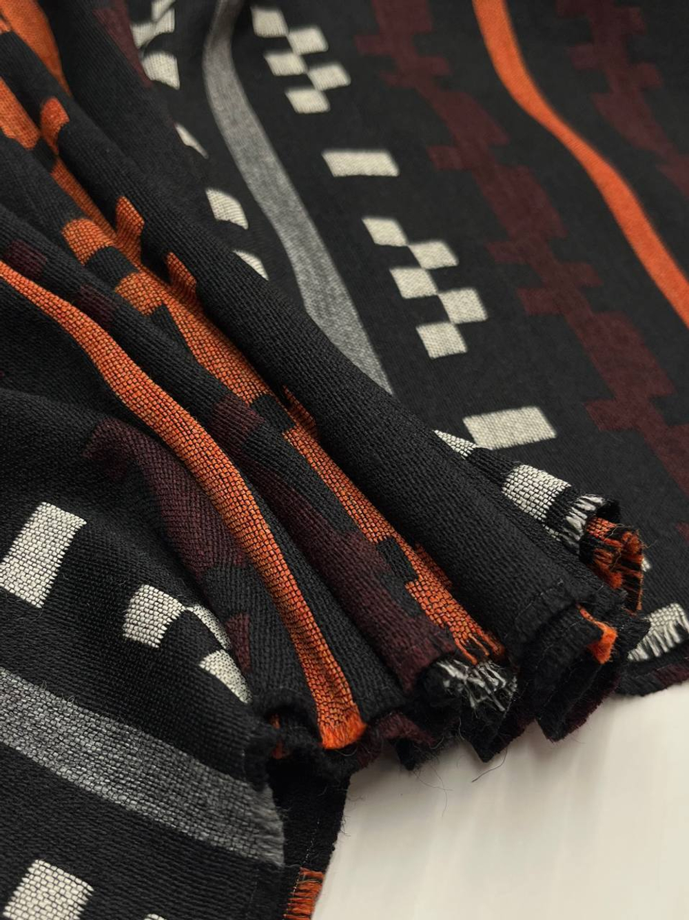 Шерсть с п/э черная с разноцветным геометричным орнаментом