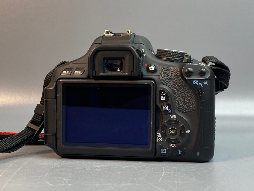 Canon 600D kit 18-55mm 3.5-5.6 IS ll 5.700 кадров