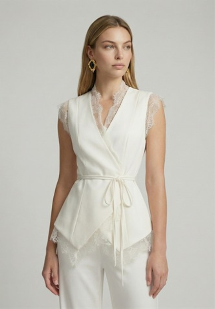 Жилет с кружевом