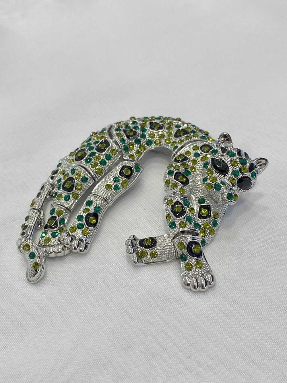 Брошь-подвеска леопард, оттенок серебро с зелеными, желтыми, черными кристаллами и черной эмалью