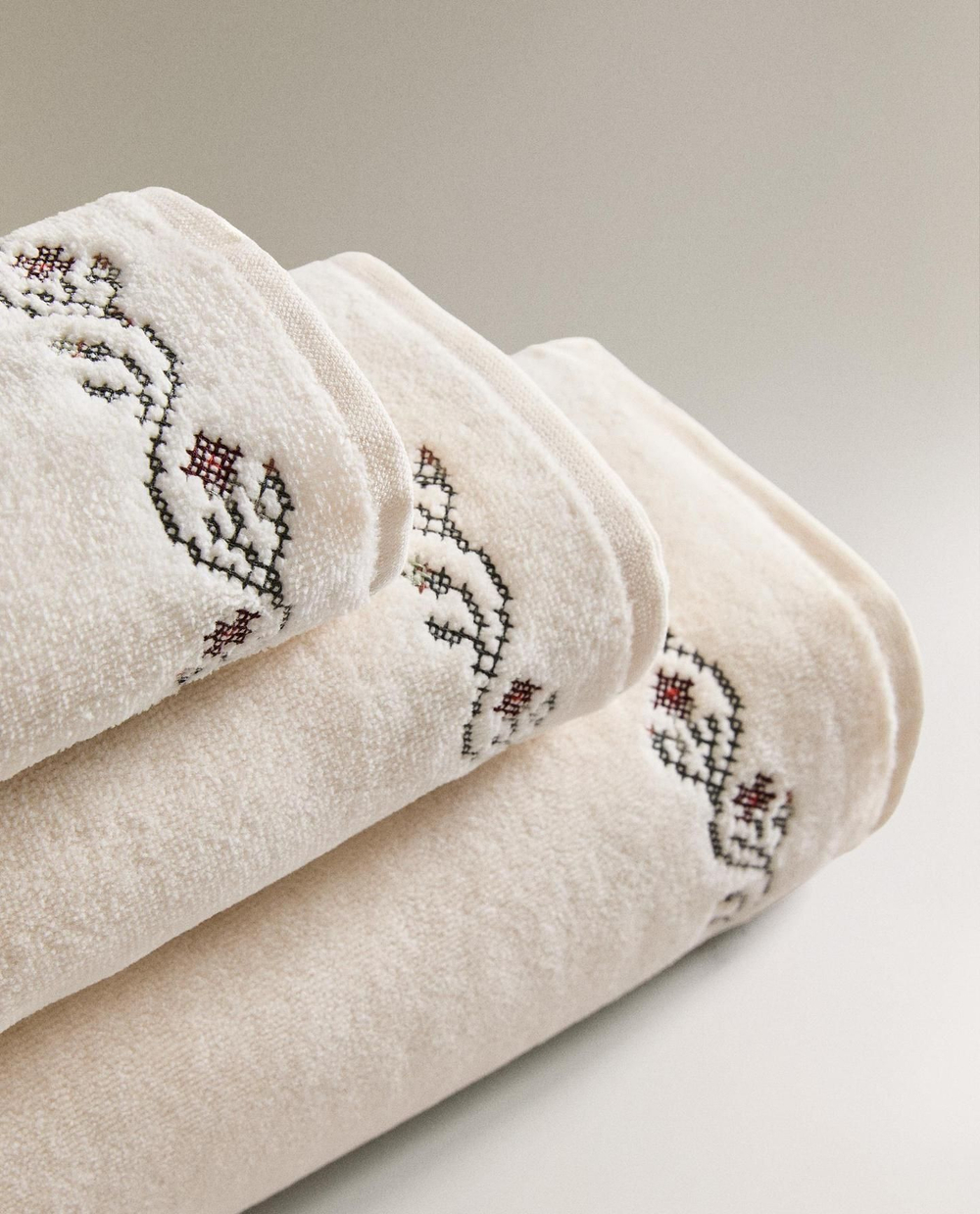 Zara Home - Полотенце для ванной с вышивкой крестиком, белый, 90х150 см