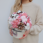 Новогодняя композиция из хлопка, шишек, сухоцветов и ёлочных украшений