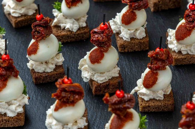 Канапе с куриным муссом и перепелиным яйцом, 20 шт.