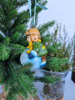 Мальчик со снежком ёлочная игрушка из фарфора