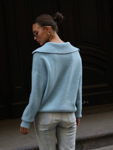 Голубой шерстяной свитер с откидным воротником