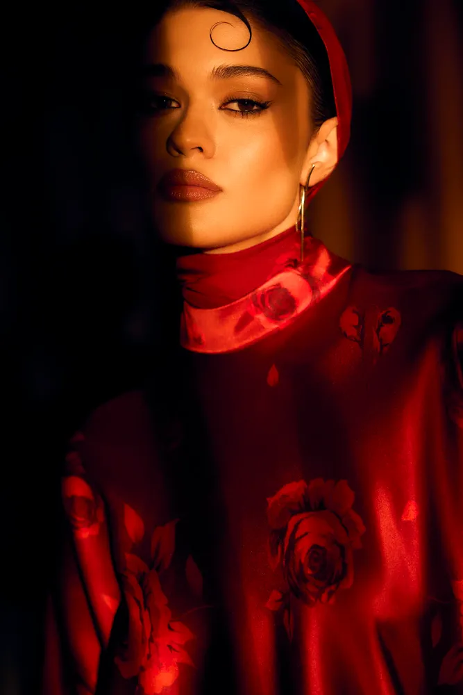 Анита макси (Anita maxi), платье макси из бордового атласа с цветочным принтом