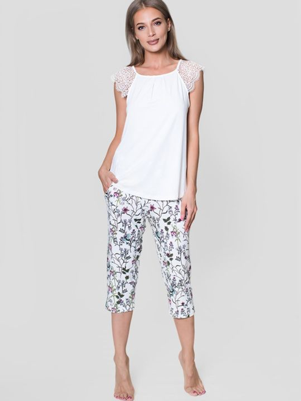 Нежный комплект из вискозы с принтованными капри (Размер: L) (Цвет: белый)