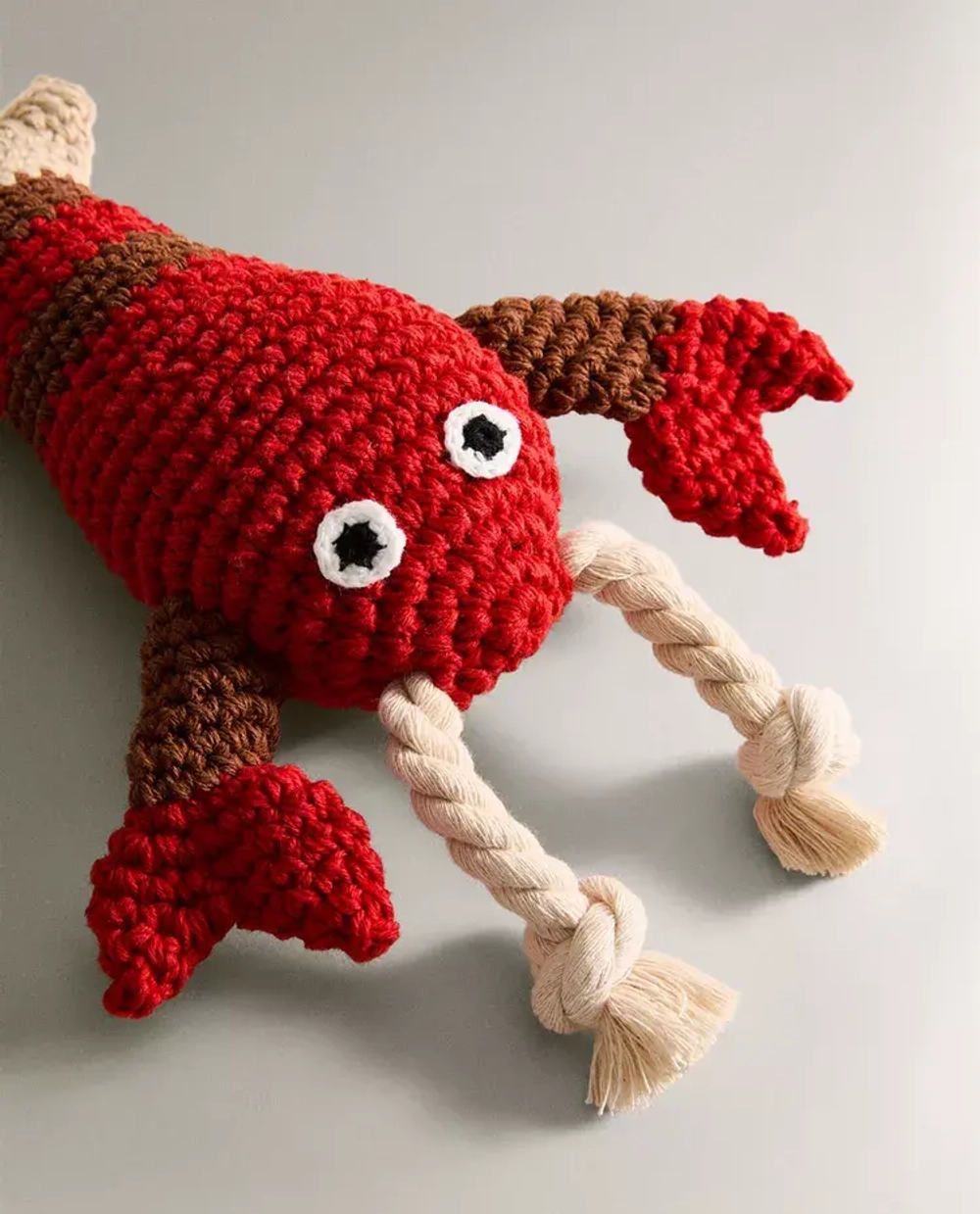 ZARA HOME ИГРУШКА ДЛЯ ДОМАШНИХ ЖИВОТНЫХ ИЗ КРУЖЕВА КРОШЕ В ФОРМЕ ОМАРА, КРАСНЫЙ