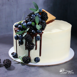 Декор торта Ягодный рожок кондитерская Sweet Visors сладкие козырьки кондитер Светлана Дегтерева бисквитный торт торты на заказ СПБ торт на день рождения торт на юбилей торт для мужчины торт для девушки домашний торт десерты на заказ купить торт заказать торт свит визорс свит висорс svit vizors svit visors sweet vizors