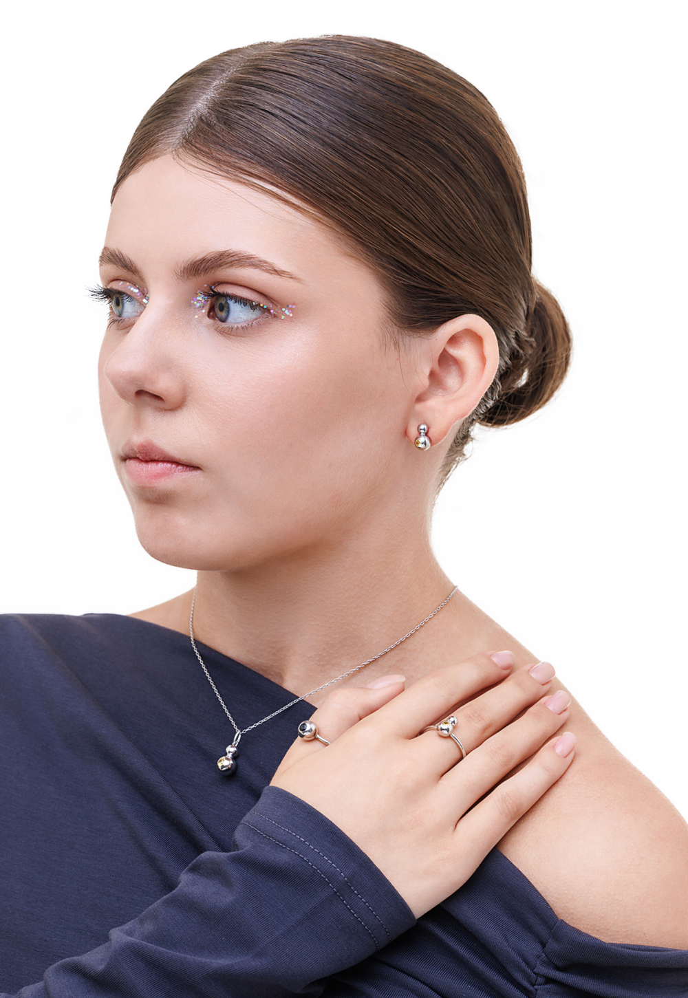 Кольцо из серебра со вставкой из чёрного фианита