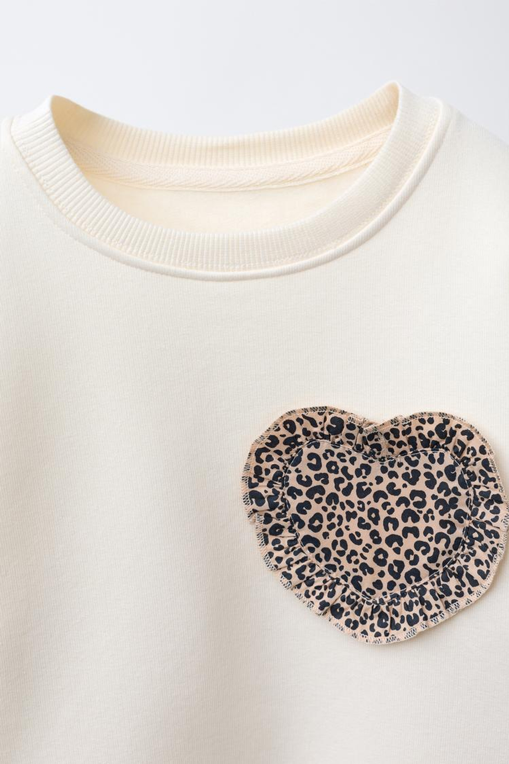 ZARA КОМПЛЕКТ: ТОЛСТОВКА И РАСКЛЕШЕННЫЕ ЛЕГИНСЫ С ПРИНТОМ, СЛОНОВАЯ КОСТЬ