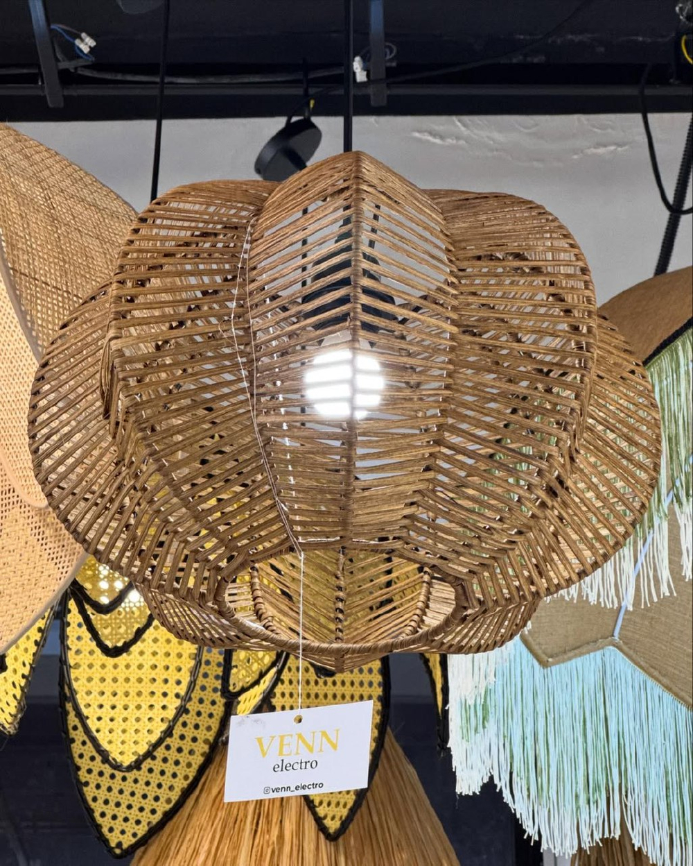 Изящная подвесная люстра из натурального ротанга с лепестковой формой.