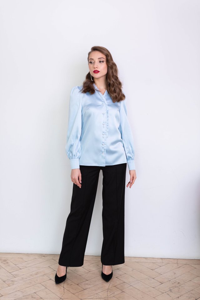 Блуза с рюшами в голубом цвете