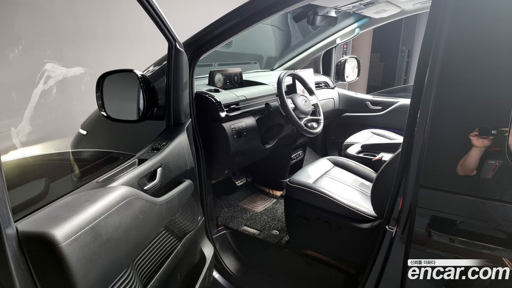 Hyundai Staria 4WD Lounge 9-и местный (11.2021)