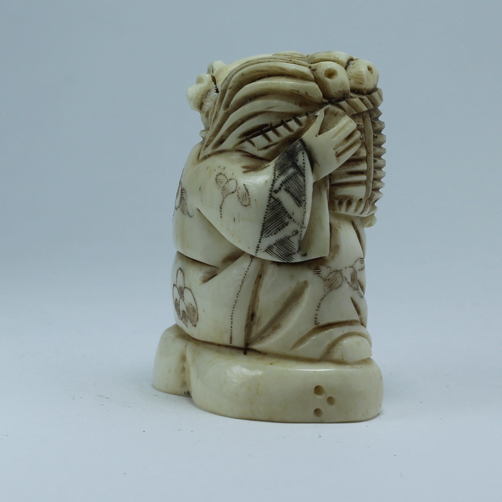 Нэцкэ Монах с корзиной рыбы