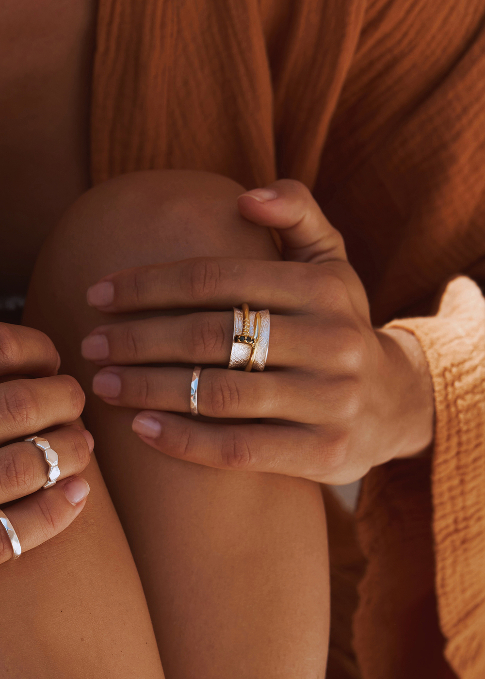 Кольцо «Паку» с золотым гвоздем и черными цирконами