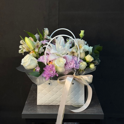 Сумочка с лилией, розами и альстромерией