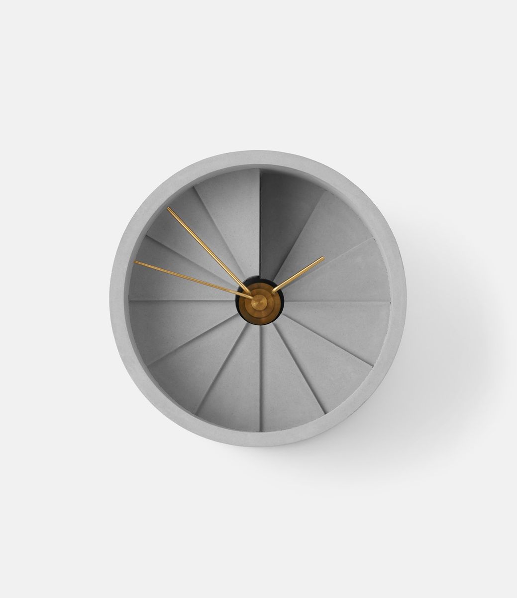 22 Studio 4th Dimension Table Clock Original — настольные часы из бетона