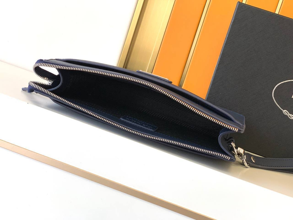 Сумка-мессенджер Prada
