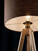 Текстура льна и натурального ясеня в торшере Maestoso крупным планом