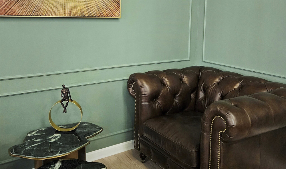 Статуэтка Man on round shelf Decoration-A