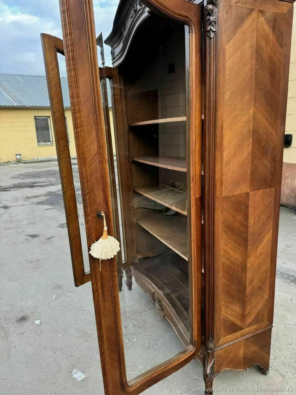 Шкаф распашной двухстворчатый