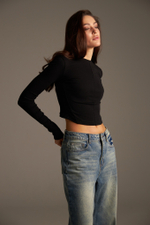 Лонгслив с рельефами укороченный