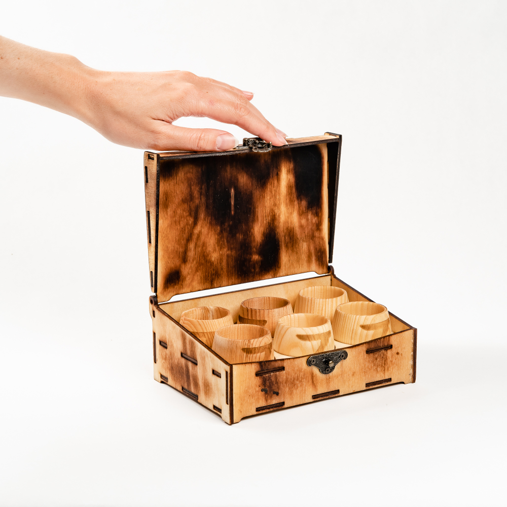 Подарочный набор рюмки (стопки) из древесины кедра в шкатулке PK47