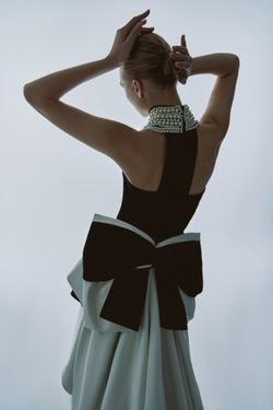 Мини-платье со шлейфом