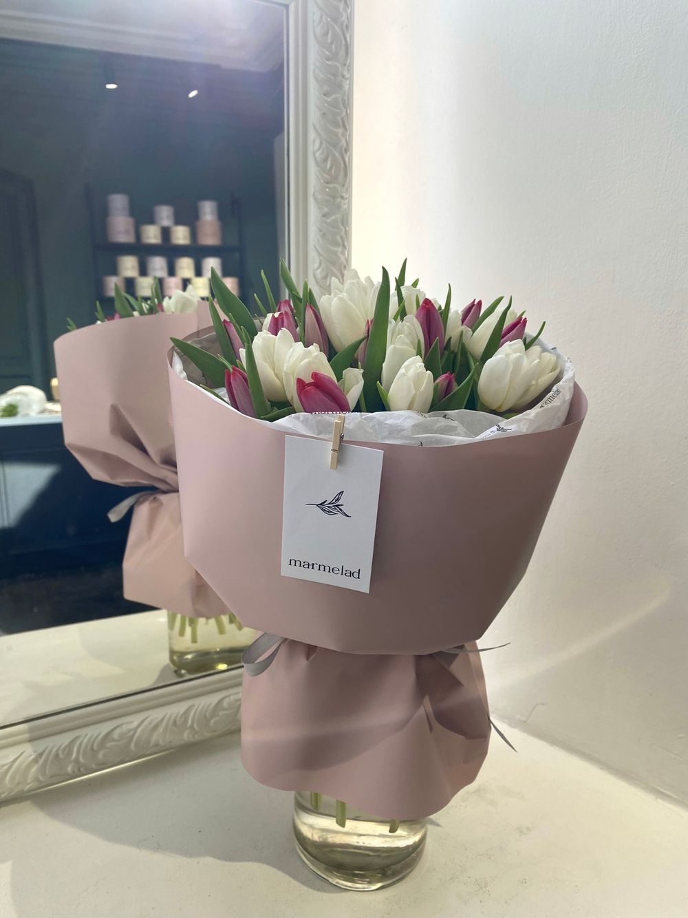 Букет из 25 белых и ярко-розовых тюльпанов