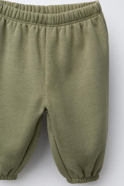 ZARA КОМПЛЕКТ ИЗ ТОЛСТОВКИ И ДЖОГГЕРОВ С ПРИНТОМ, ХАКИ