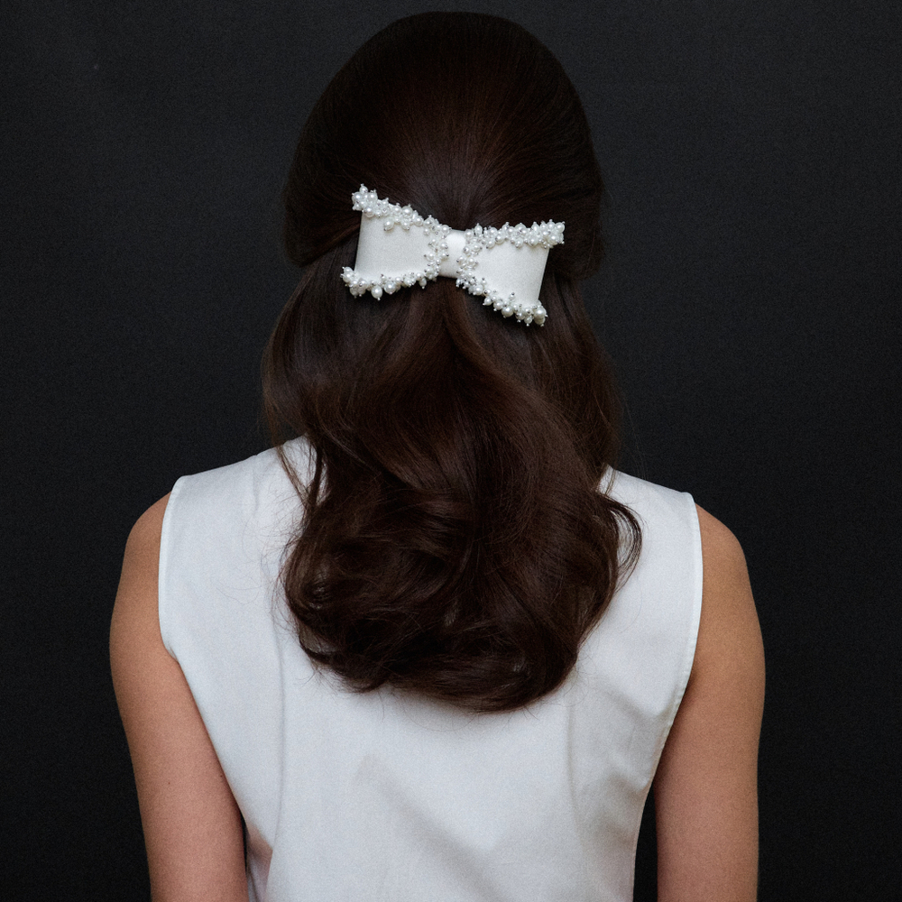 Бант-бабочка с жемчугом по контру