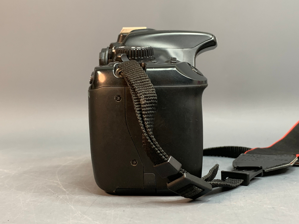 Canon 1100D kit 18-55mm 3.5-5.6 III 21.000 кадров