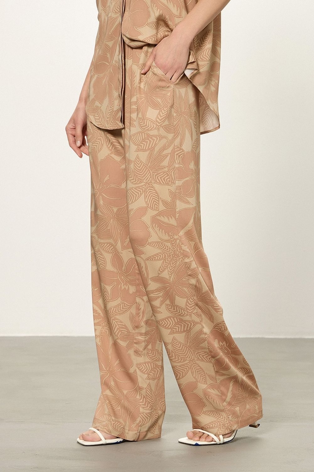 Брюки Палаццо на резинке бежевый принт вискоза